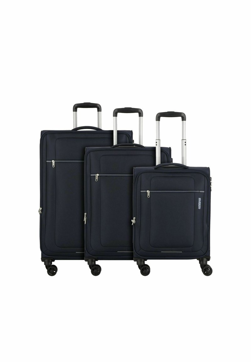 Set di tre valigie da viaggio navy, realizzate in tessuto, dotate di manici telescopici, tasche con zip, ruote lisce e un design elegante e rettangolare.