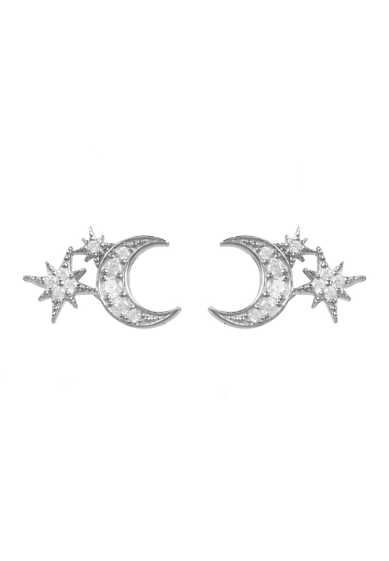 Paire de boucles d'oreilles en argent en forme de croissants de lune avec des motifs d'étoiles, décorées de petites pierres précieuses transparentes, sur fond blanc.