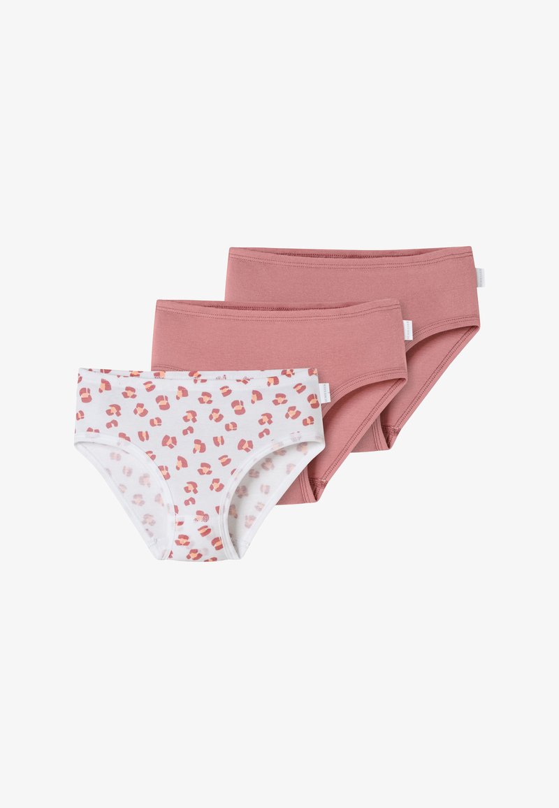 Dreierpack Baumwollslips: einer in Weiß mit rosa und orangefarbenem Leopardenmuster, zwei einfarbig in staubigem Rosé aus einem glatten, dehnbaren Material.
