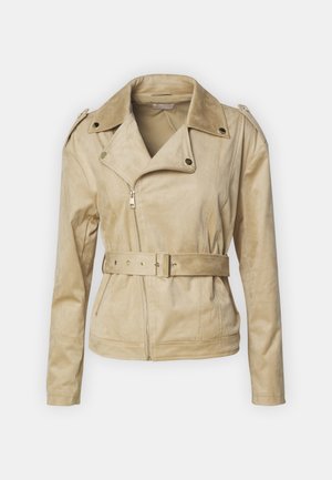 Beige faux lærjakke med belte i midjen, asymmetrisk frontglidelås, bred krage og skulderepauletter. Glatt tekstur, tettsittende design.