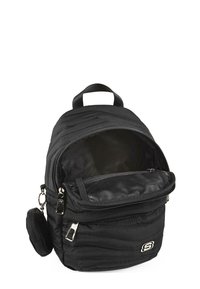 Mochila negra acolchada con un bolsillo frontal con cremallera y un compartimento principal. Cuenta con correas robustas y un logo en el lateral. El interior está forrado.