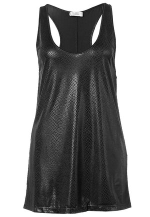 Top nero senza maniche realizzato in materiale mesh lucido; presenta una scollatura a giro, una vestibilità comoda e un design con schiena aperta e dettagli testurizzati.