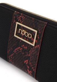 Portafoglio nero con zip, caratterizzato da un pannello in finta pelle di serpente testurizzata rosso e nero, con una placchetta logo in tonalità oro. Superficie liscia e zip robusta.