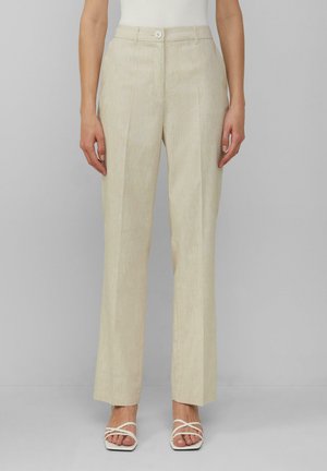 Beige linnen broek met een rechte pasvorm, subtiele textuur en voorvouwen. Gesloten met een enkele knop aan de taille.