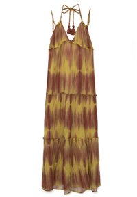 Robe longue en tissu léger avec un motif tie-dye jaune et bordeaux, dotée de bretelles fines et de pompons décoratifs au niveau de l'encolure.
