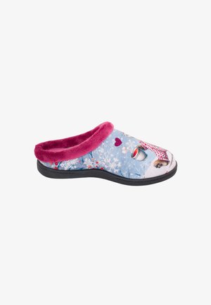 Zapatilla de invierno con parte superior de tela azul con copos de nieve e ilustraciones de animales, forro de piel sintética rosa y suela exterior de goma negra.