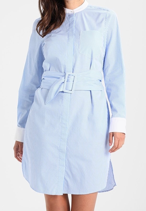 Hellblau-weißer, gestreifter Hemdkleid mit langen Ärmeln, Kragen, einer Brusttasche und einem Taillengürtel. Glattes Material, knielang.