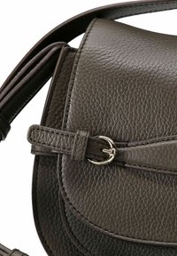 Borsa a tracolla in pelle marrone con superficie traforata, chiusura a patta rotonda e dettaglio fibbia in argento sulla tracolla.