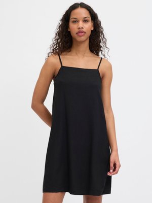 Robe noire sans manches avec un décolleté carré, fabriquée dans un tissu léger, présentant une coupe ample et un design minimaliste.