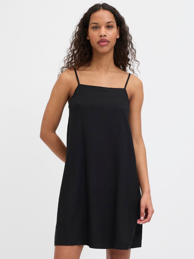 Vestido preto sem mangas com decote quadrado, feito de tecido leve, apresentando um ajuste solto e um design minimalista.