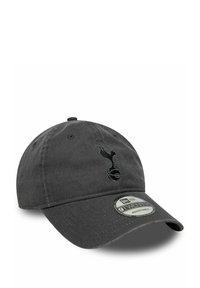 Schwarze Baumwollmütze mit gebogenem Schirm, die an der Vorderseite ein gesticktes Logo und an der Rückseite einen verstellbaren Riemen hat.