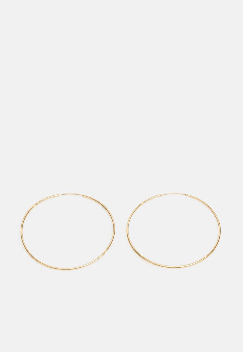 Χρυσά σκουλαρίκια κρίκοι με ομαλό, στρογγυλό σχέδιο. Κάθε κρίκος είναι λεπτός και ελαφρύς, χωρίς διακοσμητικά ή σχέδια.