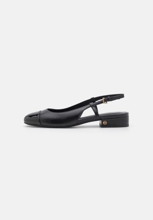 Schwarze Leder-Slingback-Schuhe mit runder Zehenpartie, niedrigem Blockabsatz und einem seitlichen Ausschnittdesign mit goldfarbener Akzentuierung.