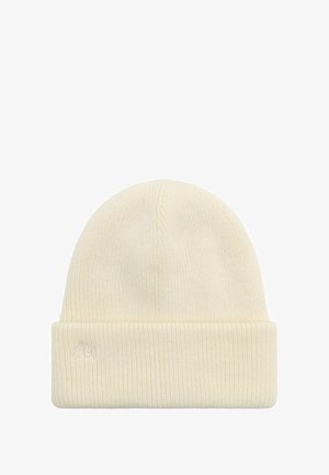 Adīta cepure mīkstā, off-white krāsas materiālā ar salocītu maliņu, ar smalku ribu un mazu logotipu priekšā.
