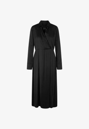 Czarna satynowa sukienka z kołnierzykiem, zapinana z przodu, z długimi rękawami, bocznymi kieszeniami i zwiewną sylwetką, sięgająca do połowy łydki.