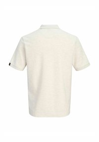 Άσπρο-μπεζ πόλο με κοντό μανίκι και γιακά, εμφανιζόμενο από την πίσω πλευρά σε λευκό φόντο.