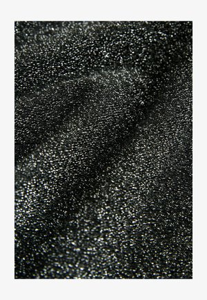 Sort tekstureret stof med metallisk glans, der har en fin, bumpet overflade, som varierende fanger lyset på tværs af sine folder.