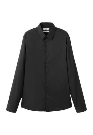Musta pitkähihainen napillinen paita, valmistettu sileästä kankaasta, jossa on klassinen kaulus, etunapitus ja suora helma.