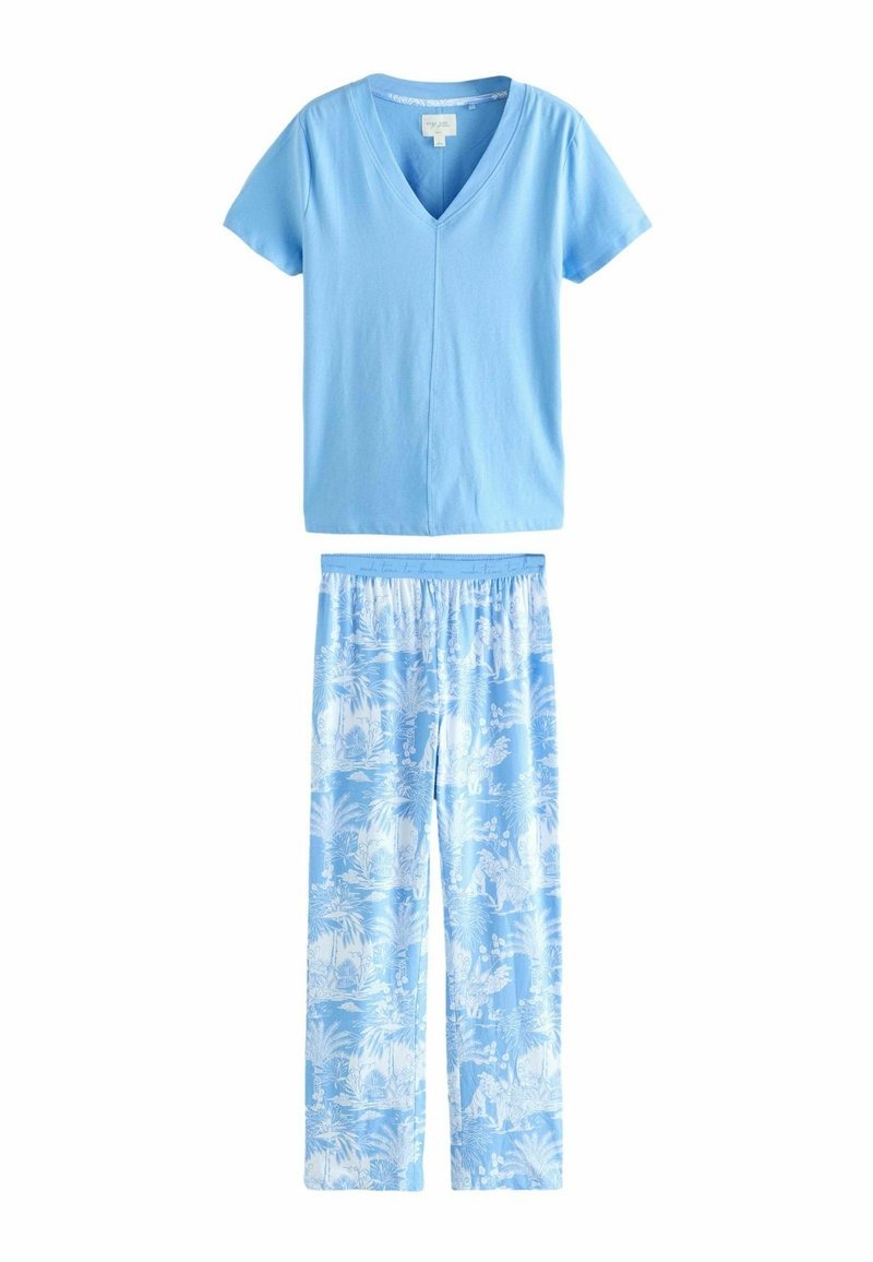 Lys blå v-hals t-shirt parret med lys blå pyjamasbukser med et hvidt botanisk mønster. Stoffet ser blødt og åndbart ud.