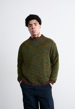Dunkelgrüner Strickpullover mit gesprenkelten mehrfarbigen Akzenten, rundem Ausschnitt und gerippten Bündchen und Saum. Glatte Textur, lässige Passform.