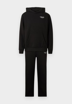 Moletão preto e calças de treino combinando, feitos de um tecido suave. O moletão tem um bolso frontal e um logótipo no peito; as calças têm um logótipo na cintura.