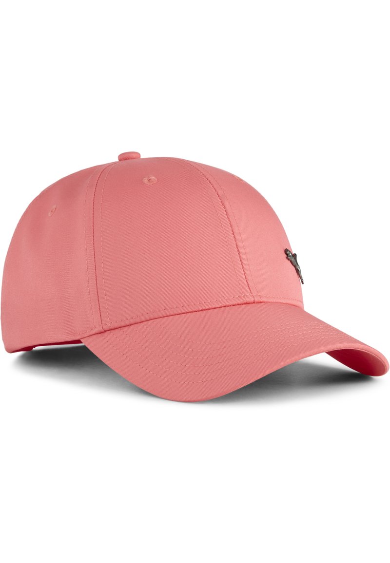 Gorra de béisbol rosa con visera curva, hecha de tela suave, con un pequeño logotipo negro en el lateral. Correa ajustable en la parte trasera.