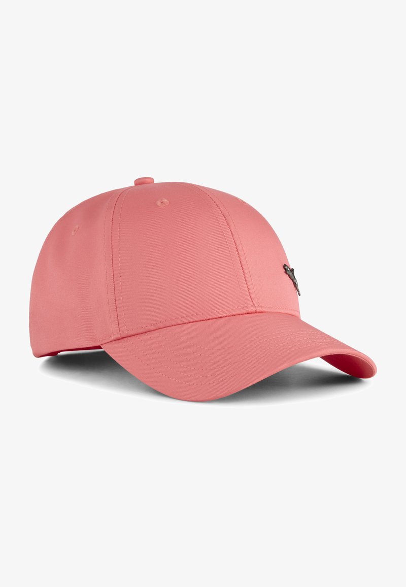 Gorra de béisbol rosa con visera curva, hecha de tela suave, con un pequeño logotipo negro en el lateral. Correa ajustable en la parte trasera.