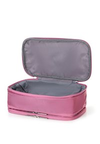 Růžová kosmetická taška s pevným exteriérem, stříbrnými zipovými uzávěry a šedou podšívkou. Otevřená, aby odhalila prostorné úložné místo.