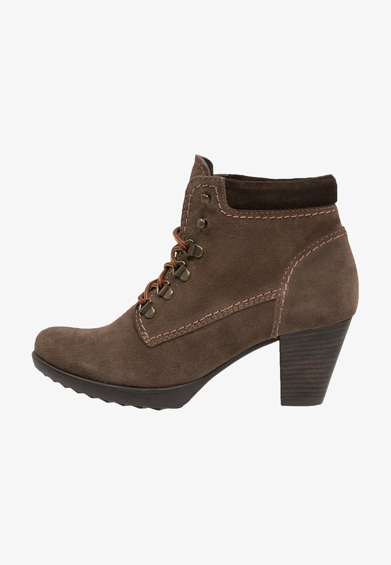 Bottine en daim marron avec détails en dentelle, talon incurvé, revers foncé contrastant et coutures visibles sur le côté. Tige texturée.