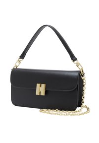 Schwarze Lederhandtasche mit einem umklappbaren Deckel. Sie verfügt über einen goldenen Verschluss und einen Kettenriemen. Die Oberflächenstruktur ist glatt mit einem glänzenden Finish.