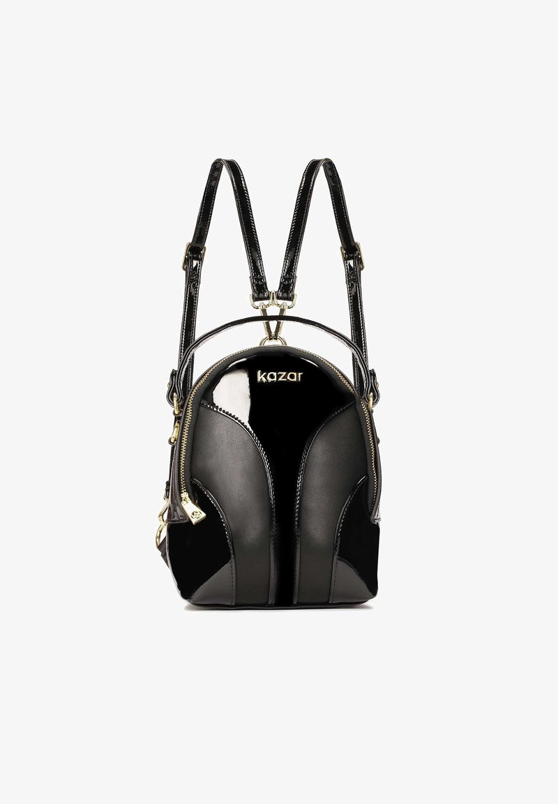 Petit sac à dos noir en cuir verni avec deux bretelles ajustables, une poignée sur le dessus, une fermeture éclair dorée et le logo « "kazar" » sur le devant.