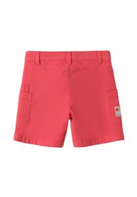 Korale spodenki wykonane z lekkiego materiału, z płaskim przodem, dwiema tylnymi kieszeniami i małą naszywką z logo po prawej stronie.