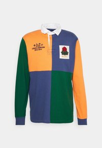 Långärmad rugbytröja i gröna, blå och orange block med vit krage, broderad röd ros-patch och texten "R.L.P.C. 1st XV League Champions 1943-1944."