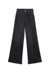 Czarne dżinsy o szerokich nogawkach z perforowanymi detalami po bokach i dołem na zamek. Posiadają pięć kieszeni oraz srebrne metalowe okucia.