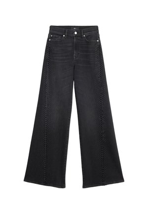 Czarne dżinsy o szerokich nogawkach z perforowanymi detalami po bokach i dołem na zamek. Posiadają pięć kieszeni oraz srebrne metalowe okucia.