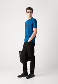 BOSS TEE - Apdrukāts T-krekls - open blue