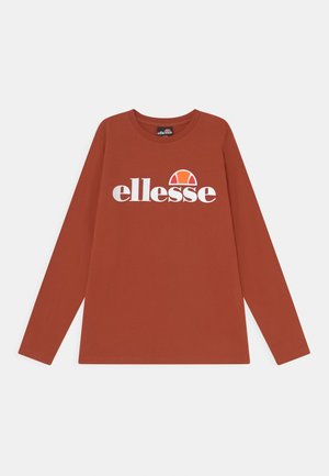 Rustfarvet langærmet skjorte med hvidt "ellesse"-logo og orange halvcirkelformet grafik på brystet, vist fladt på en hvid baggrund.