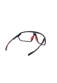 Czarne sportowe okulary z czerwonymi akcentami. Lekka oprawa, prostokątne soczewki, regulowane poduszki na nos, teksturowane uchwyty na skroniach dla komfortu.