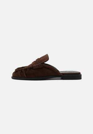 Brązowe mokasyny typu slip-on z zamszu z marszczonymi detalami i czarną płaską podeszwą, widok z boku na białym tle.