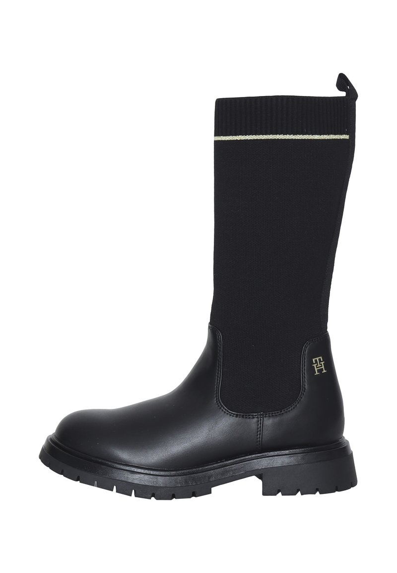 Stivali neri alti fino al ginocchio con parte inferiore in pelle e parte superiore in maglia, con logo con accento dorato e suola testurizzata per una presa migliore.