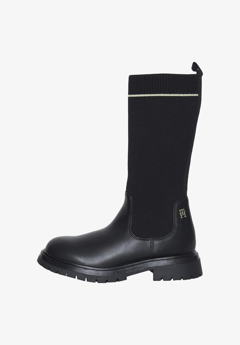 Stivali neri alti fino al ginocchio con parte inferiore in pelle e parte superiore in maglia, con logo con accento dorato e suola testurizzata per una presa migliore.