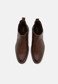 Pier One Klassikalised poolsaapad - brown