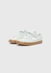 Ανοιχτό μπλε αθλητικά παπούτσια με λευκές λεπτομέρειες, υφαντό δέρμα, επενδυμένο κολάρο, κλείσιμο με κορδόνια και βέλκρο, και σόλα από καουτσούκ.