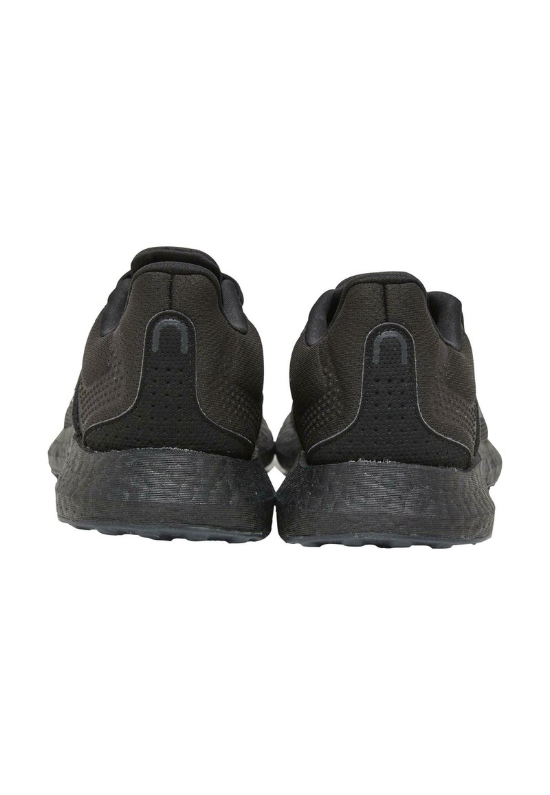 Schwarze Sport Schuhe mit einem strukturierten Mesh-Obermaterial, gepolstertem Kragen und dämpfender Sohle. Verfügt über minimale Markenkennzeichnung und ein schlankes Design.