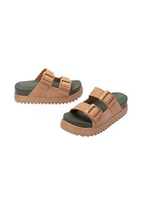 Infradito marroni chiari con due cinturini regolabili, spazio verde per i piedi e suola in gomma testurizzata. Presenta il logo impresso sui cinturini.