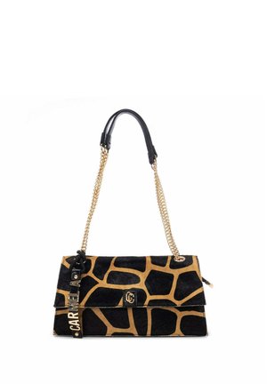 Bolso rectangular con estampado de jirafa en negro y marrón, correa de cadena dorada con asa superior de cuero negro y una etiqueta negra con la inscripción "Carmela."
