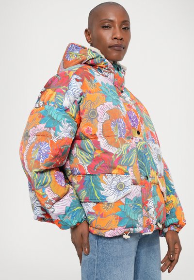 Farverig floral pufferjakke med hætte, der har store lyse blomster i pink, orange og blå på en hvid baggrund. Justerbar kant.