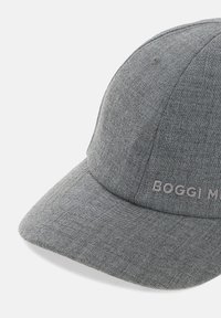 Pelēks teksturēts audums beisbola cepurē ar izliekto vizieri un daļēji izšūtu "BOGGI M" logotipu uz priekšējā paneļa.