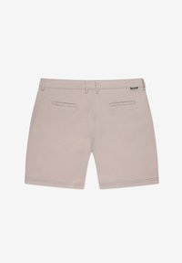 Beżowe bawełniane szorty o płaskim przodzie, z dwiema tylnymi kieszeniami, subtelnymi przeszyciami i markową metką na pasie.