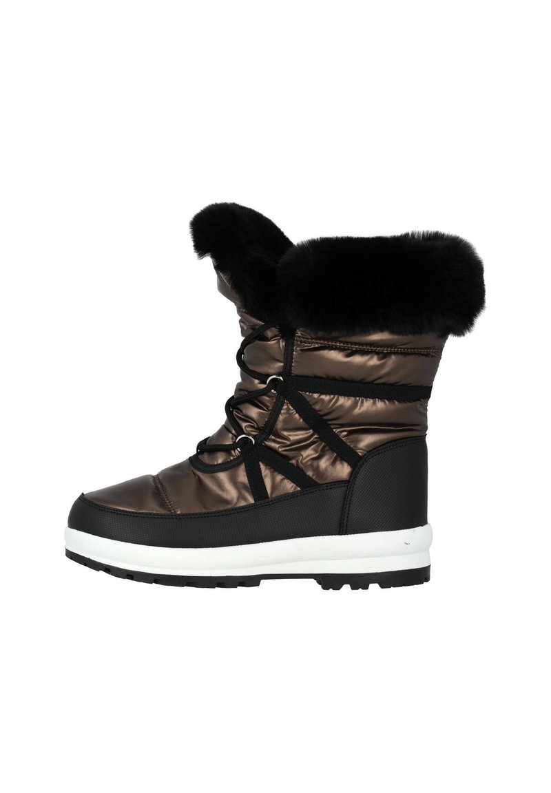 Bota de invierno aislada marrón con un puño de piel sintética negra, parte delantera con cordones y suela de goma blanca con agarre texturizado.